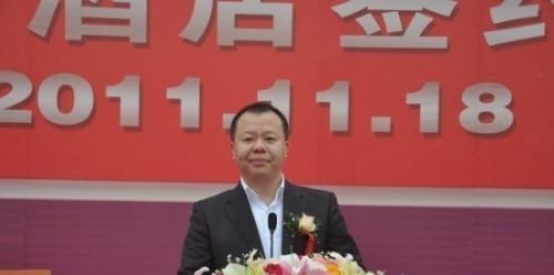 他本是猪肉贩, 38岁却成深圳首富, 全靠父亲