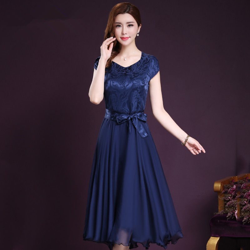 妈妈穿这样的连衣裙出街，时尚优雅，端庄显气质，看着年轻10岁