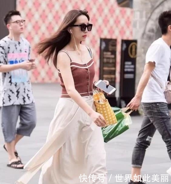 美女■紧身裤的穿搭,显性感魅力!,街拍美女:小姐姐高颜值身材好