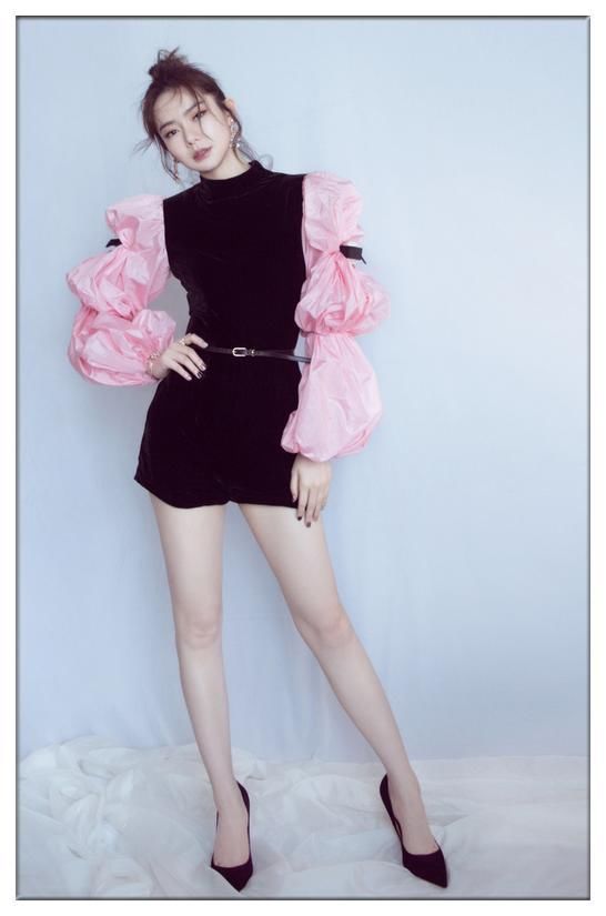 戚薇太狠了！为显腿长脚踩“两根针”，网友：这双腿简直不敢评价