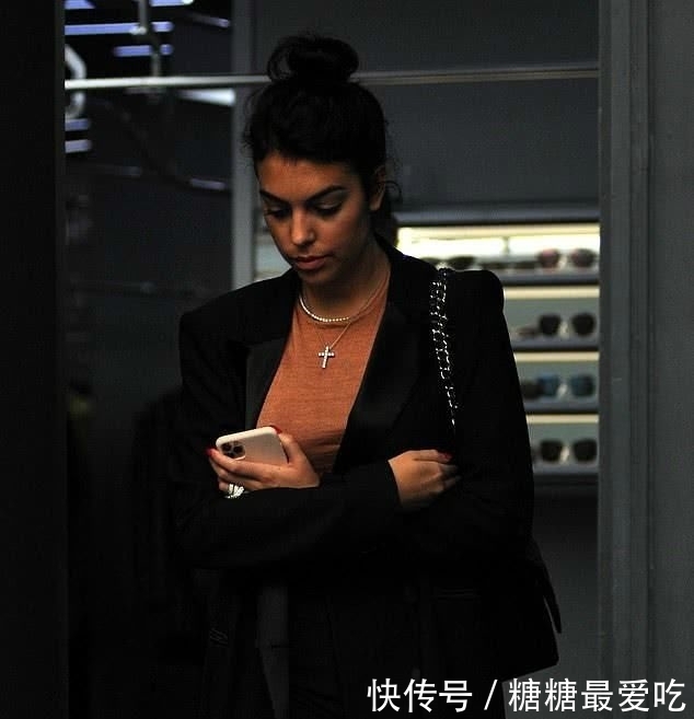 『 极致』极致身材藏不住，保镖贴身护驾，C罗女友带迷你罗逛街购物