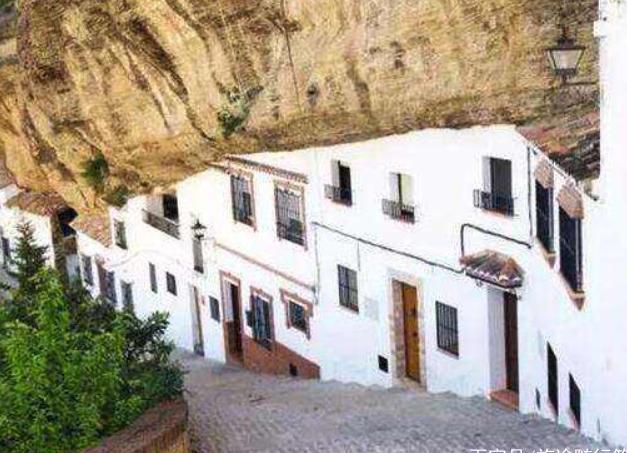 压在巨石底下的村庄，村民在此生活了几百年，不怕坍塌只怕这件事