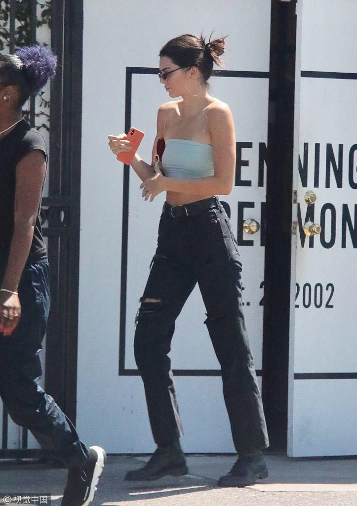 肯达尔詹娜与闺蜜外出扫货仅穿抹胸 香肩和大长腿齐飞惹人注目