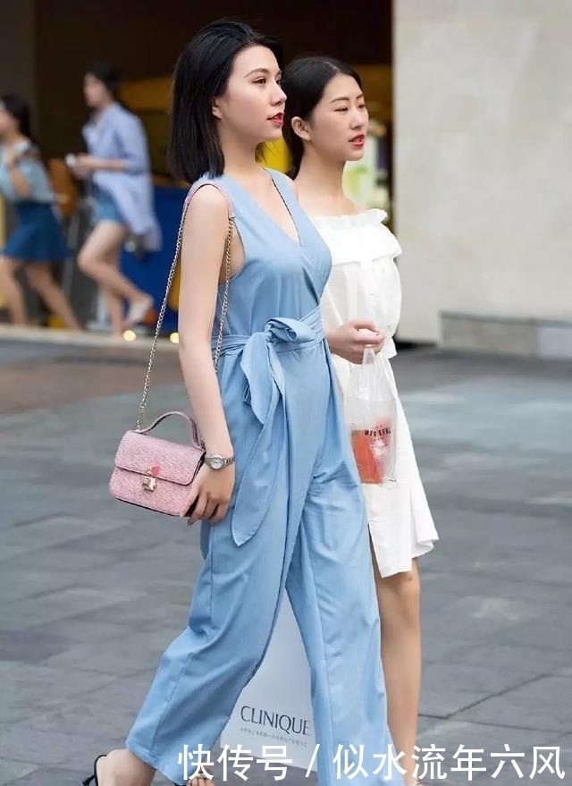 看起来|街拍:小姐姐一双竖条纹款式的高跟鞋,看起来非常的有性感的韵味