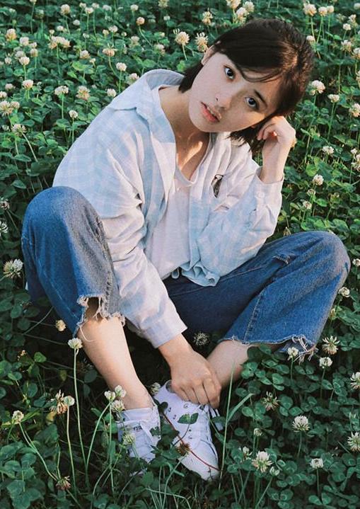 沈月撞上崔雪莉, 穿长裙美似仙女却被肩带出卖, 网友: 没对比就没