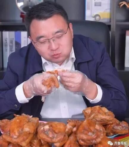  【李佳琦式】一口气吃下4只鸡！80后副县长“李佳琦式”在线卖烧