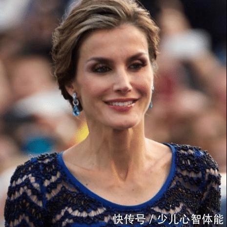 「 莱蒂」女神范丝毫不减当年，甩出凯特王妃好几条街，西班牙王后莱蒂齐亚