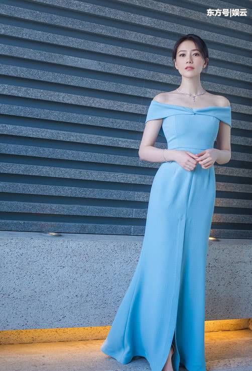 高圆圆出席活动，修身礼裙大秀“蚂蚁腰”，下身开叉设计更是撩人