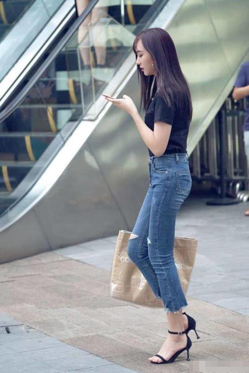 街拍：美女牛仔裤与紧身裤如出一辙,性感小身段点缀时尚夏末风！