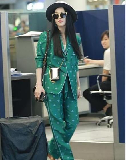 女星穿睡衣出门：杨幂可爱，范冰冰素颜，而她却像一个“老大妈”