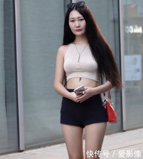 「气质」街拍:会保养的知性熟女,气质满满,这小蛮腰让我很喜欢