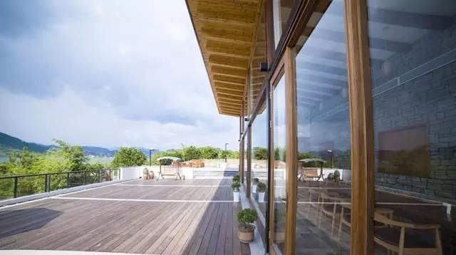 40岁大叔为钓鱼买下一座岛,改造破屋成海景房,真过瘾