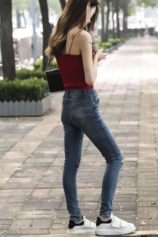 紧身牛仔、吊带衫，带来一丝小清新的感觉