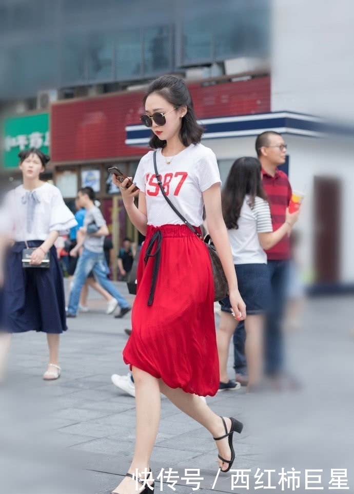 『比例』街拍:浅色连衣裙穿美女身上,勾勒出女性黄金比例,尽显女神魅力