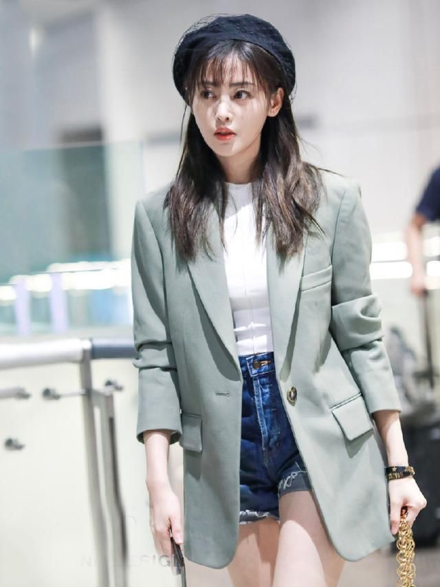 张天爱终于穿对了，热裤藏在西装里，大腿都瘦了一圈!