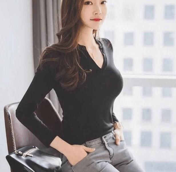  时髦|穿搭时髦的牛仔裤美女，潮流感十足，很有吸引力！