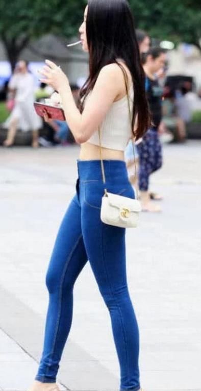 时尚：牛仔裤不但有很好的修身效果，而且是最廉价的时尚服装