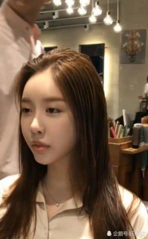 瓜子脸美女去换造型，头上卷了一堆梳子，最后竟美的让人移不开眼