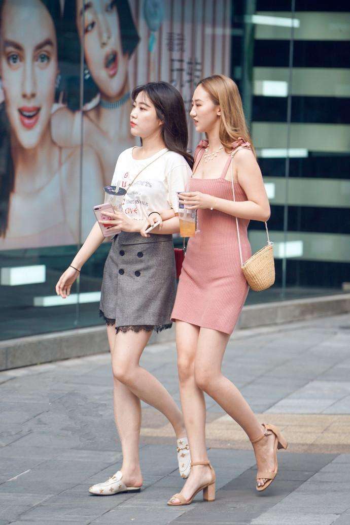 街拍：时尚美女, 包臀裙让白皙长腿一展无遗
