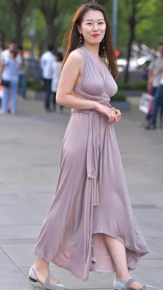 街拍；气质小姐姐束胸晚礼服尽显迷人曲线，路边小美女看到也羡慕