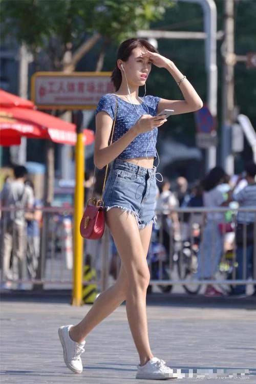 姑娘：她们很年轻，也相信自己有着长腿，穿着牛仔短裤的姑娘