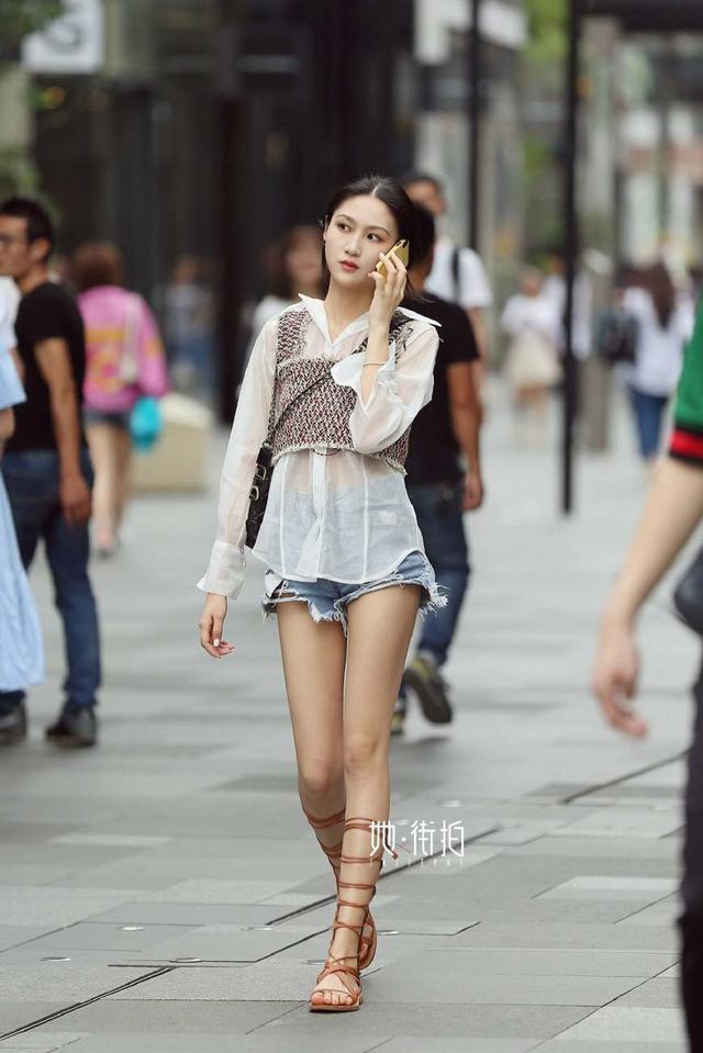 街拍：美得出众的漂亮女生，即使在人群中一眼就可以看到！