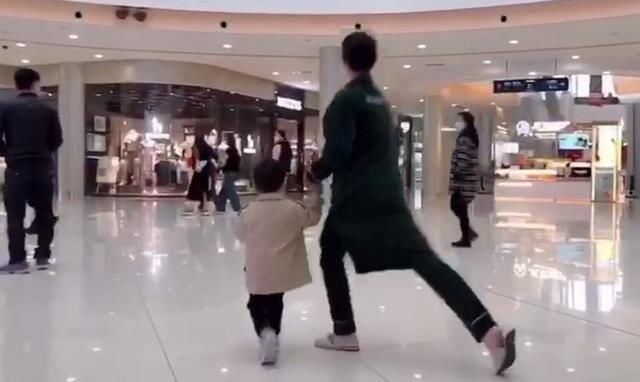  「解决」2岁宝宝要抱抱怎么办？这位妈妈的“抽筋式”解决方法，笑到岔气