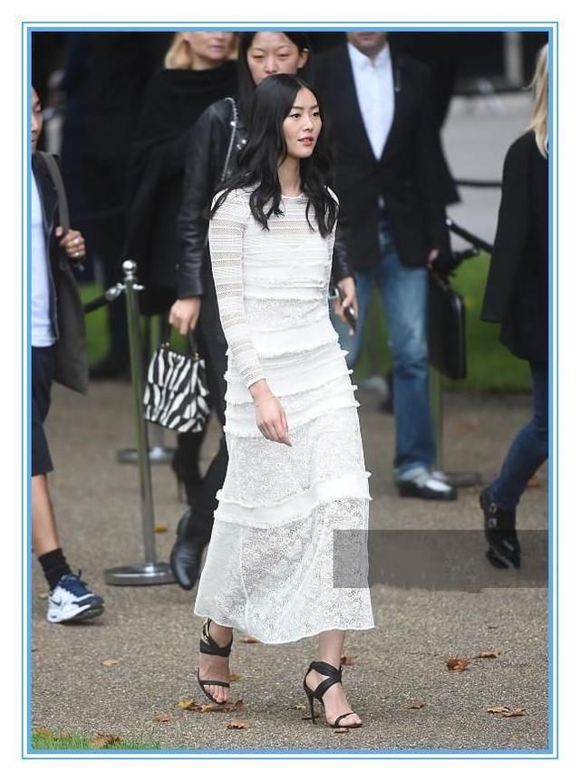 赵雅芝够狠！63岁登T台走秀气场全开，撞上刘雯也丝毫不差！