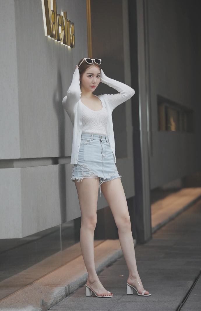 街拍 大V领吊带网纱小黑裙，性感又带着浓浓的女人味，很是养眼