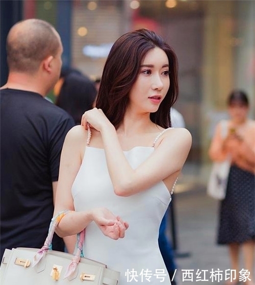 小姐姐|街拍:超可爱的小姐姐,大长腿十分亮眼,非常有女人味