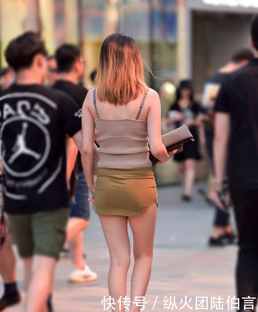 个性|路人街拍:气质独特的基础款穿搭,吊带背心+短裙,凸显温柔甜美的个性魅力