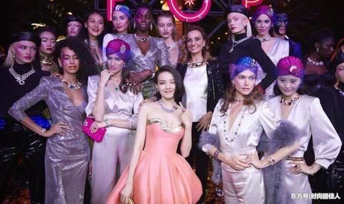 舒淇有多性感？穿上粉色裹胸裙，在一众欧美超模中惊艳四座！