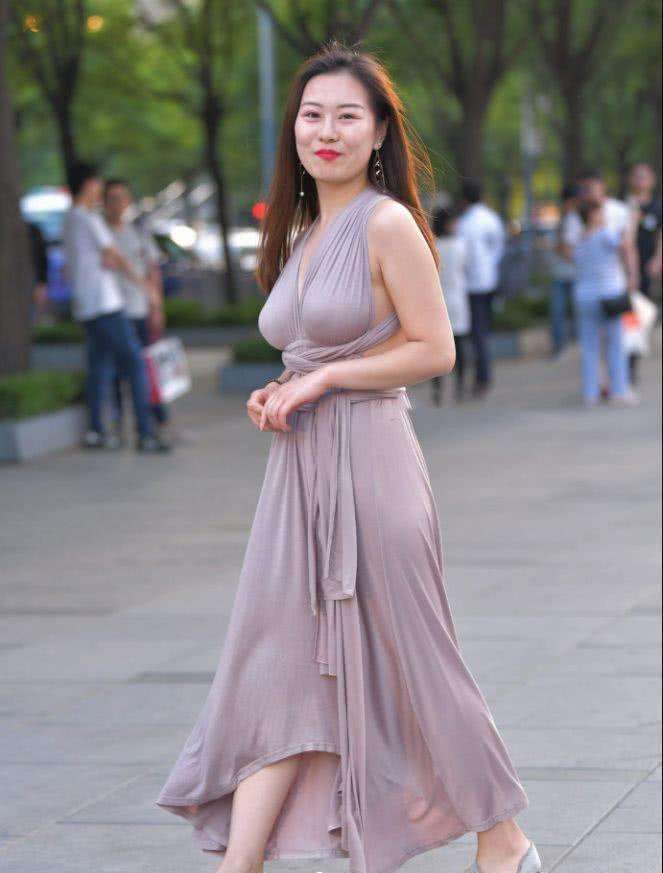 街拍: 30多岁的小姐姐裹布出街, 普通女孩没这自信