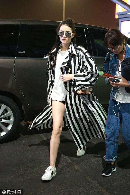 当迪丽热巴遇上关晓彤，腿长腿细到底谁更有范？！