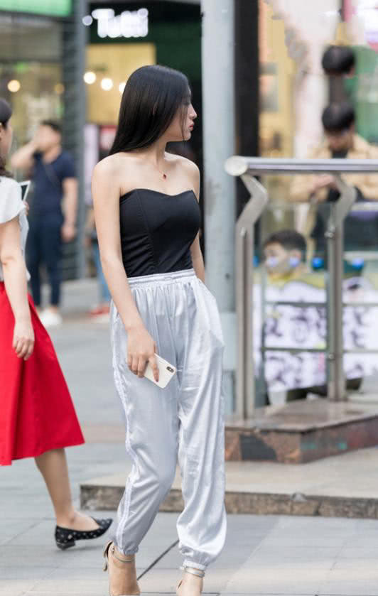 街拍：图4穿紧身裙，靓丽养眼，展现夏日“清爽”！