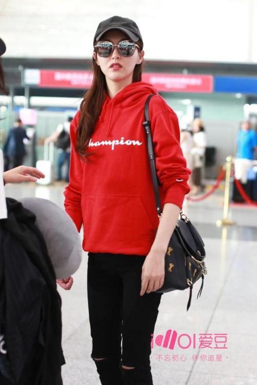 唐嫣今日北京飞巴黎 是机场上最醒目的一颗红糖！