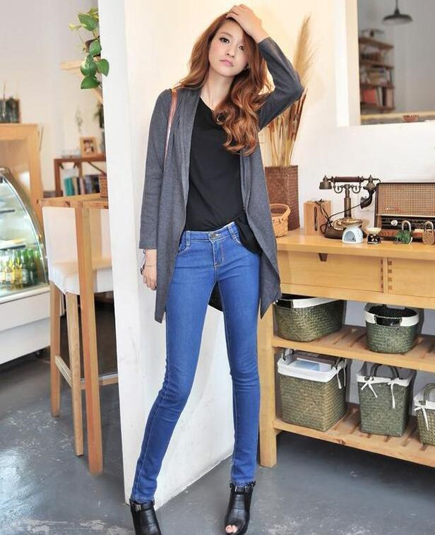 女神搭配：皮肤水嫩的牛仔裤美女，身材修长有致，真迷人！