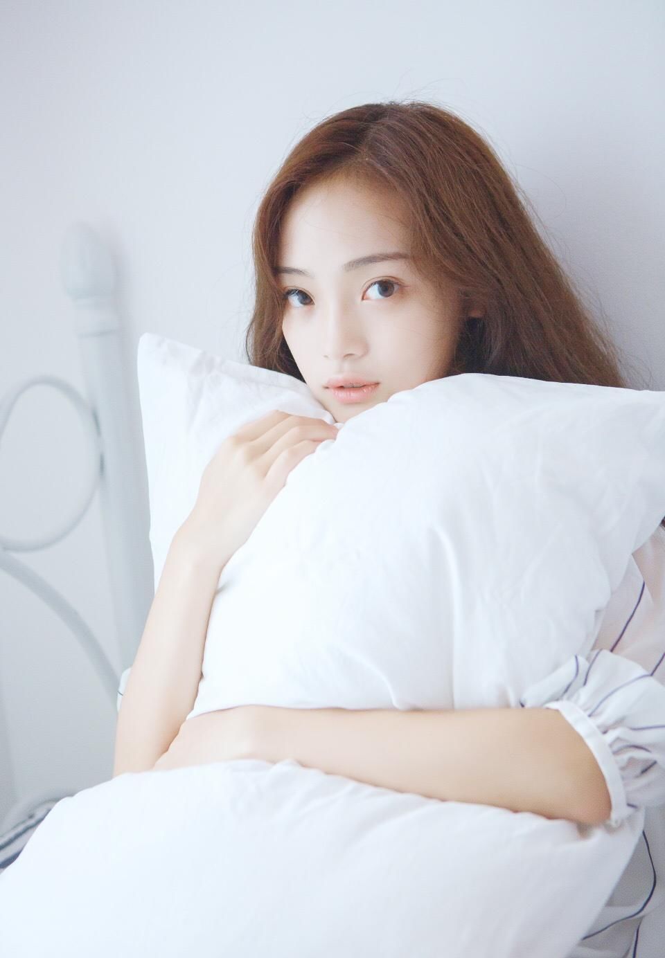 床上性感衬衣美女长腿惹火诱人写真图片