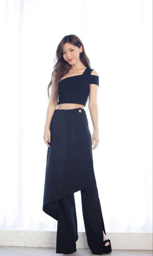 邓家佳不过是穿了件黑裙，就引来这些绯闻！网友：人红是非多！