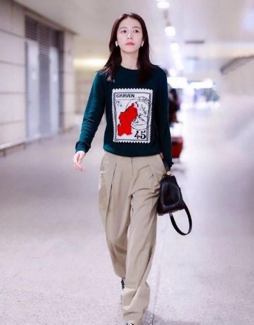  『显腿长』最近有一种穿法火了，叫“平底鞋+阔腿裤”，遮肉又时髦！