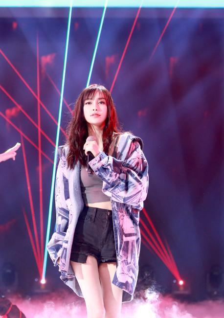 杨颖厉害了，劲歌热舞大秀平坦小腹，这哪像是生了小海绵的小腰？