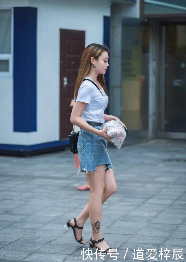  特别|美女无袖连衣裙搭配一双亮色的尖头高跟鞋，走路也显得特别的优雅