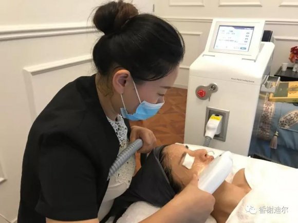 影视明星胡可亲临香榭迪尔做科技美肤