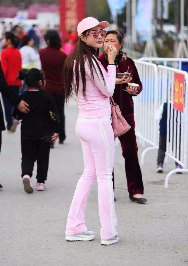 街拍: 紧身裤的美艳辣妈, 粉粉的很好看