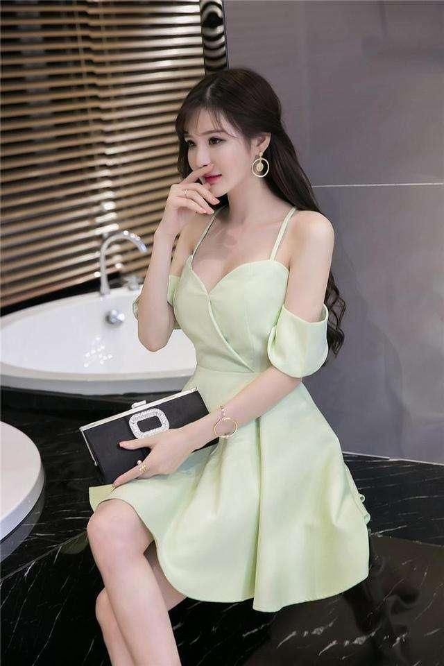 可爱的吊带连衣裙女孩，身材气质都很好，女人味十足!