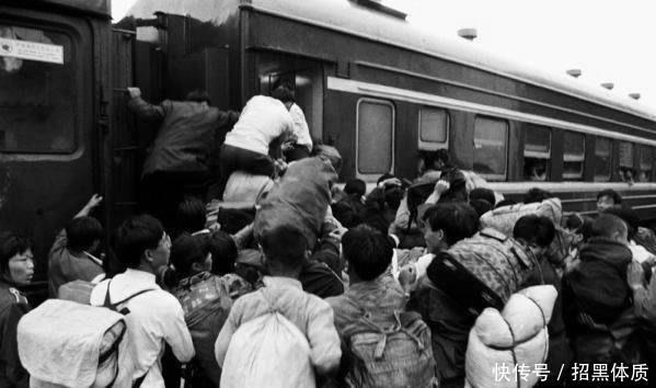  标配：90年代中国老照片图1女子烫头发、画口红，最后一张土豪标配！
