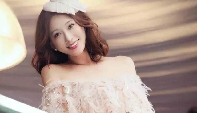 林志玲胆真大，皮裤穿成这样！网友：腿缝宽到能放下一个拳头！