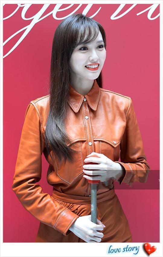 当唐嫣与李嘉欣同穿橘色皮裙，网友：终于见识到高级脸的最高形式