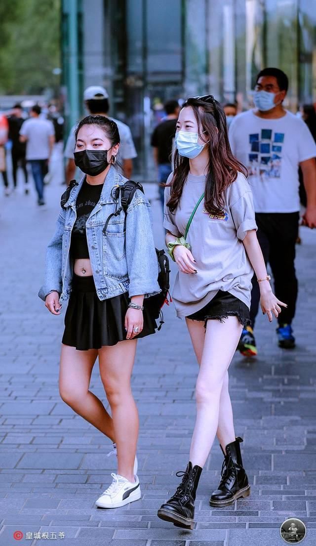  [更多]街拍：追寻时尚并不是一个非常快速的过程，相反它需要漫长的积累