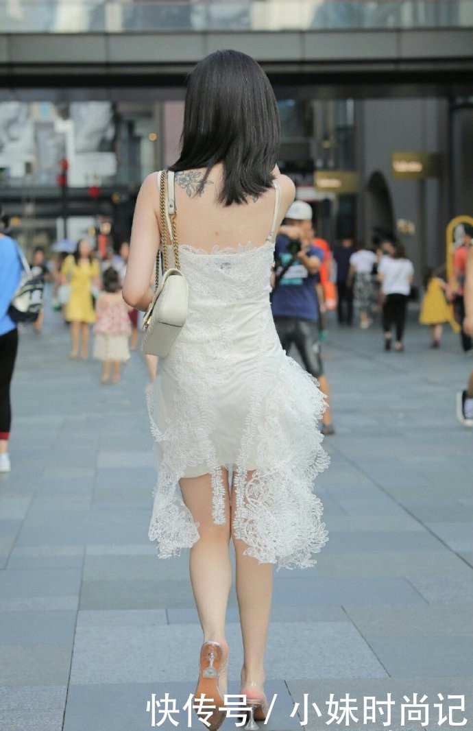 『打扮』街拍:有这么好的气质了, 还打扮的像“仙女”一样, 是嫌自己还不够美?